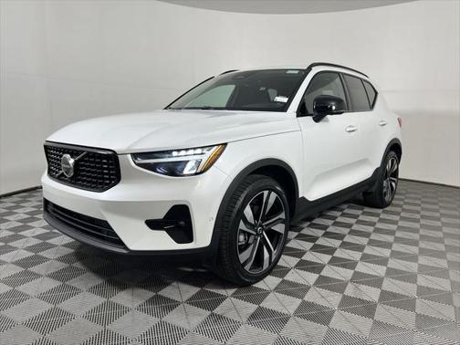 2025 Volvo XC40 B5 Plus Dark Theme