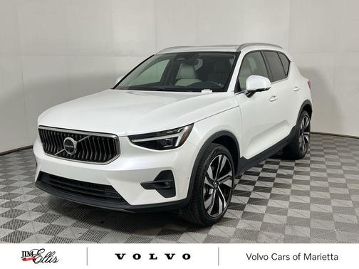 2024 Volvo XC40 B5 Plus Bright Theme
