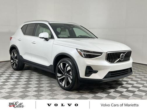 2024 Volvo XC40 B5 Plus Bright Theme