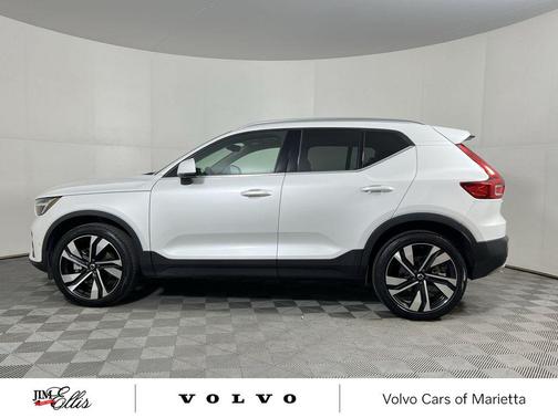 2024 Volvo XC40 B5 Plus Bright Theme