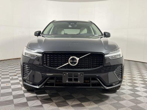 2023 Volvo XC60 Plus Dark Theme