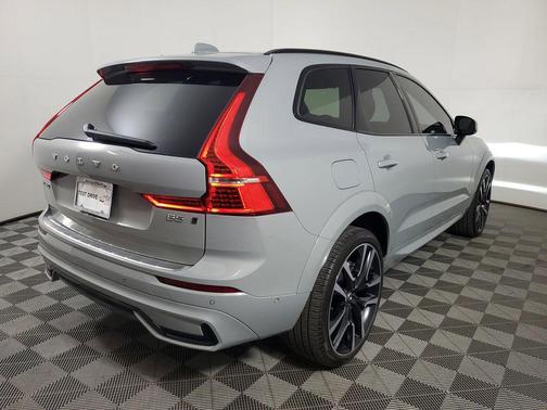 Vapour Grey Metallic 2024 Volvo XC60 B5 Ultimate Dark Theme