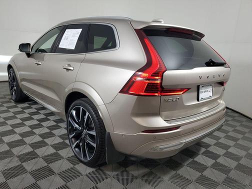 2023 Volvo XC60 B5 Ultimate Bright Theme