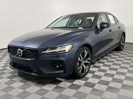 2024 Volvo S60 B5 Core Dark Theme