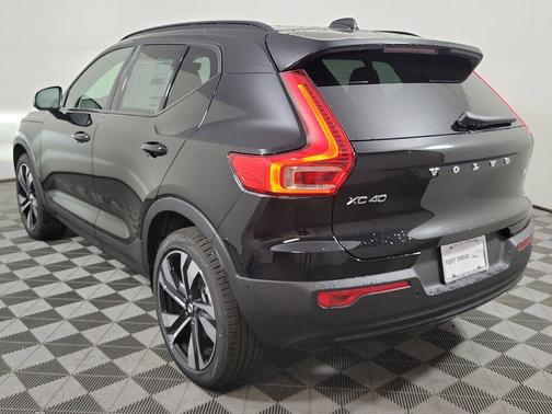 Onyx Black 2026 Volvo XC40 Plus, B5 AWD Gas (mild hybrid), Dark
