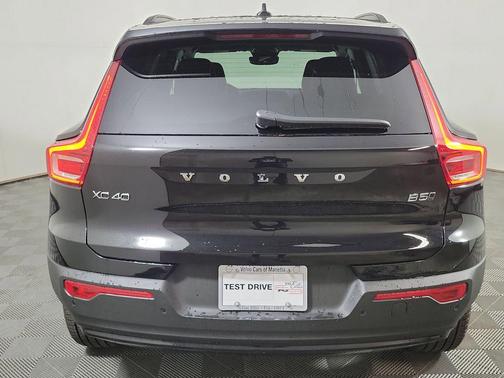 Onyx Black 2026 Volvo XC40 Plus, B5 AWD Gas (mild hybrid), Dark