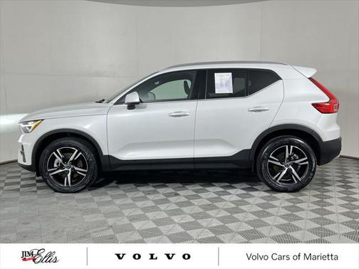 2025 Volvo XC40 B5 Core Bright Theme