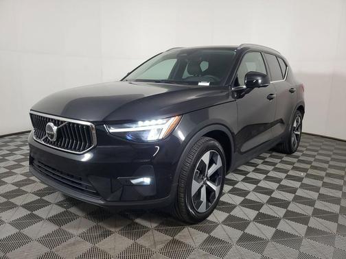 2025 Volvo XC40 B5 Plus Bright Theme