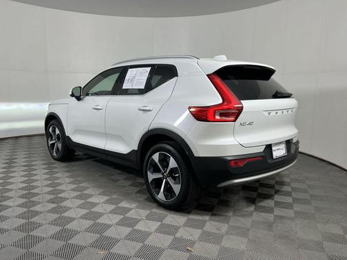 2024 Volvo XC40 B5 Plus Bright Theme