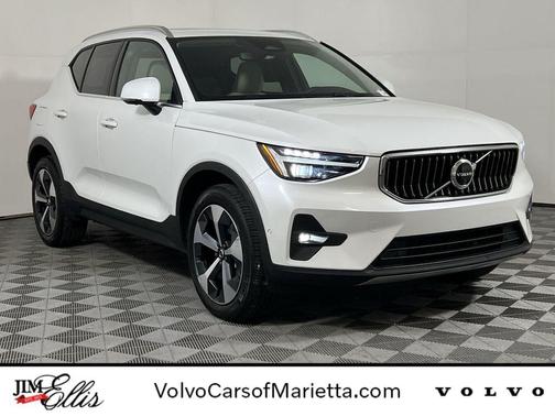 2024 Volvo XC40 B5 Plus Bright Theme