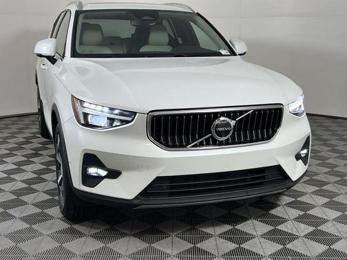 2024 Volvo XC40 B5 Plus Bright Theme