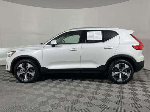 2024 Volvo XC40 B5 Plus Bright Theme