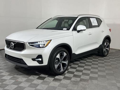 2024 Volvo XC40 B5 Plus Bright Theme