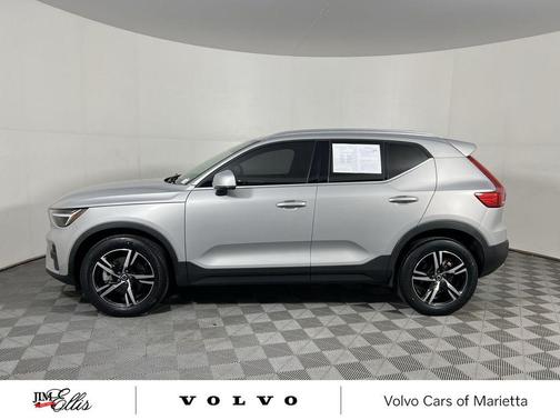 2023 Volvo XC40 B5 Plus Bright Theme