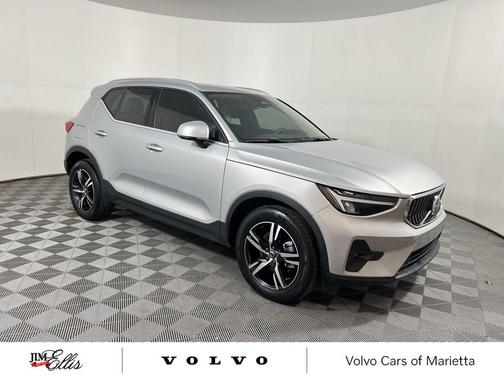 2023 Volvo XC40 B5 Plus Bright Theme