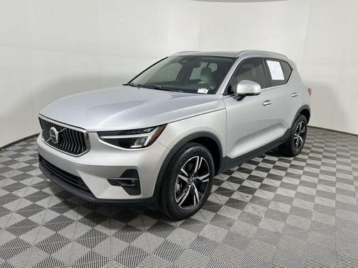 2023 Volvo XC40 B5 Plus Bright Theme