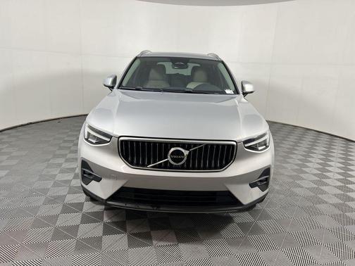 2023 Volvo XC40 B5 Plus Bright Theme
