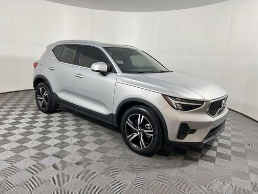 2023 Volvo XC40 B5 Plus Bright Theme
