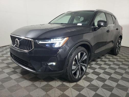 Onyx Black Metallic 2023 Volvo XC40 B5 Plus Bright Theme