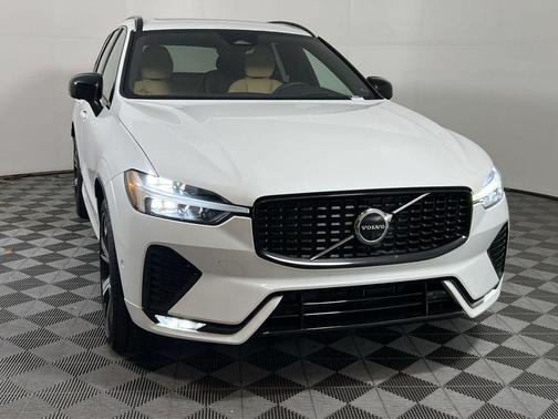 2023 Volvo XC60 B6 Ultimate Dark Theme
