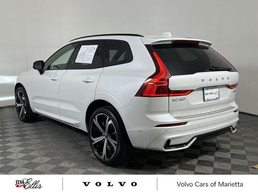 2023 Volvo XC60 B6 Ultimate Dark Theme