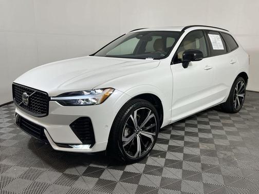 2023 Volvo XC60 B6 Ultimate Dark Theme