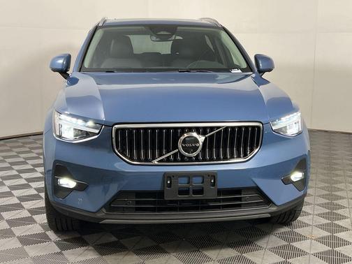 2025 Volvo XC40 B5 Plus Bright Theme