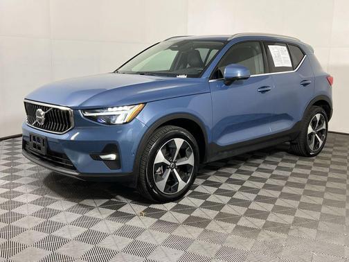 2025 Volvo XC40 B5 Plus Bright Theme