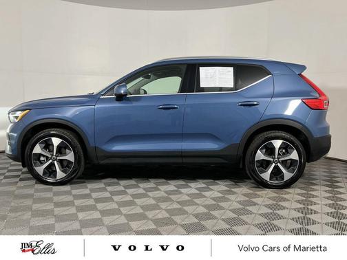 2025 Volvo XC40 B5 Plus Bright Theme