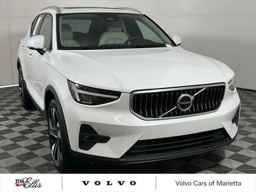 2023 Volvo XC40 B5 Ultimate Bright Theme