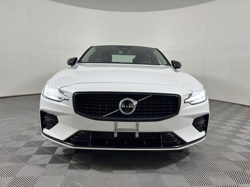 2024 Volvo S60 B5 Plus Dark Theme