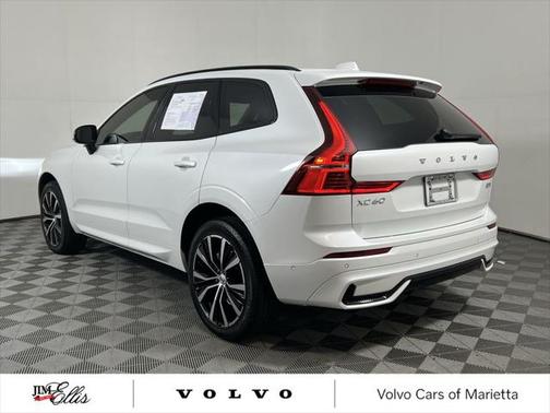 2024 Volvo XC60 B5 Plus Dark Theme