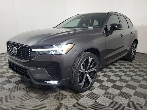 Platinum Grey Metallic 2023 Volvo XC60 B5 Ultimate Dark Theme