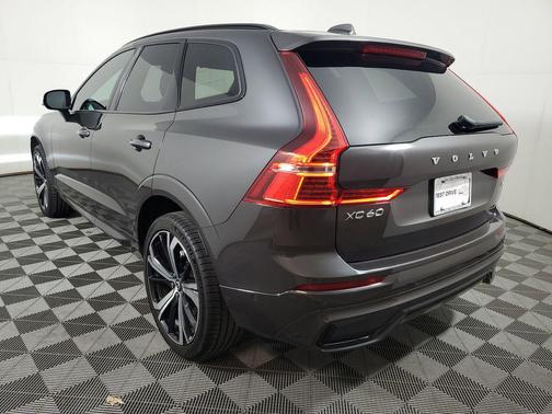 Platinum Grey Metallic 2023 Volvo XC60 B5 Ultimate Dark Theme