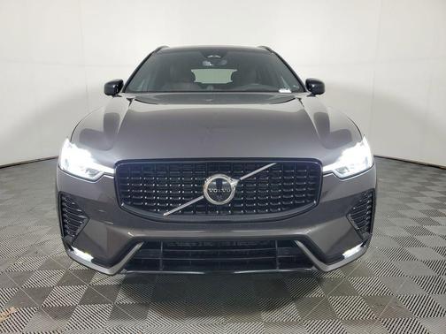 Platinum Grey Metallic 2023 Volvo XC60 B5 Ultimate Dark Theme