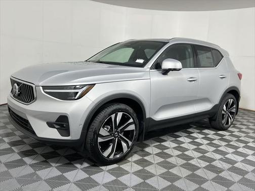 2025 Volvo XC40 B5 Ultra Bright Theme