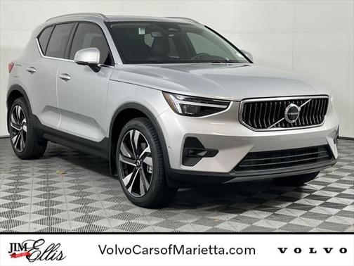 2025 Volvo XC40 B5 Ultra Bright Theme
