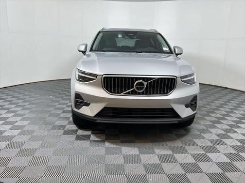 2025 Volvo XC40 B5 Ultra Bright Theme