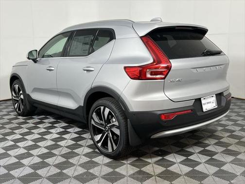 2025 Volvo XC40 B5 Ultra Bright Theme