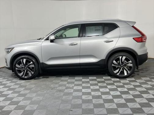 2025 Volvo XC40 B5 Ultra Bright Theme