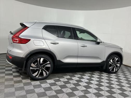 2025 Volvo XC40 B5 Ultra Bright Theme