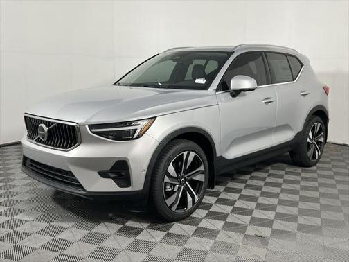 2025 Volvo XC40 B5 Ultra Bright Theme