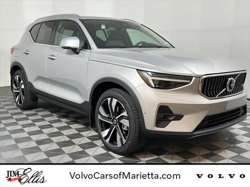 2025 Volvo XC40 B5 Ultra Bright Theme