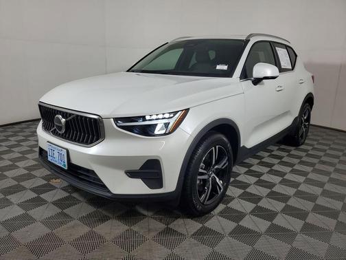 2025 Volvo XC40 B5 Core Bright Theme