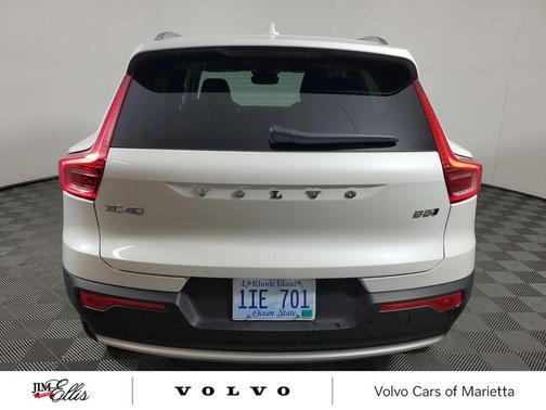 2025 Volvo XC40 B5 Core Bright Theme