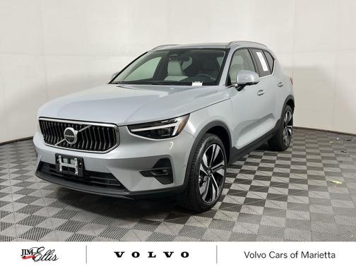 2025 Volvo XC40 B5 Plus Bright Theme