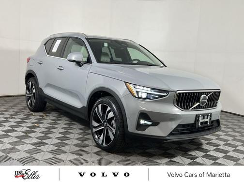 2025 Volvo XC40 B5 Plus Bright Theme