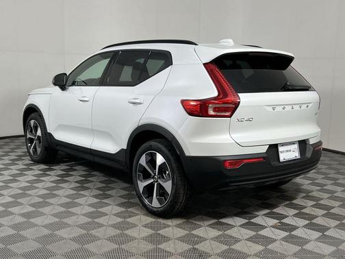 2026 Volvo XC40 Plus, B5 AWD Gas (mild hybrid), Dark
