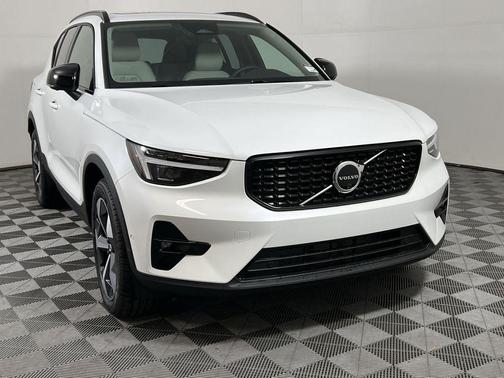 2026 Volvo XC40 Plus, B5 AWD Gas (mild hybrid), Dark