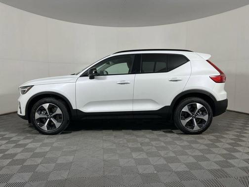 2026 Volvo XC40 Plus, B5 AWD Gas (mild hybrid), Dark